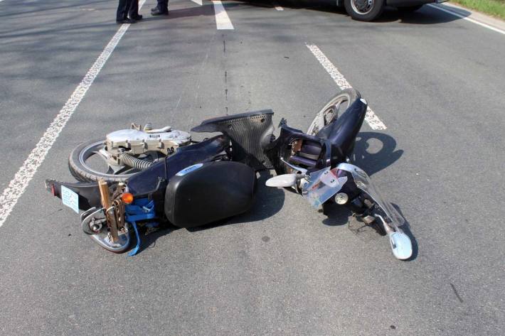 Der Rollerfahrer wurde in Finnentrop durch den Zusammenstoß mehrere Meter weit auf die Fahrbahn geschleudert