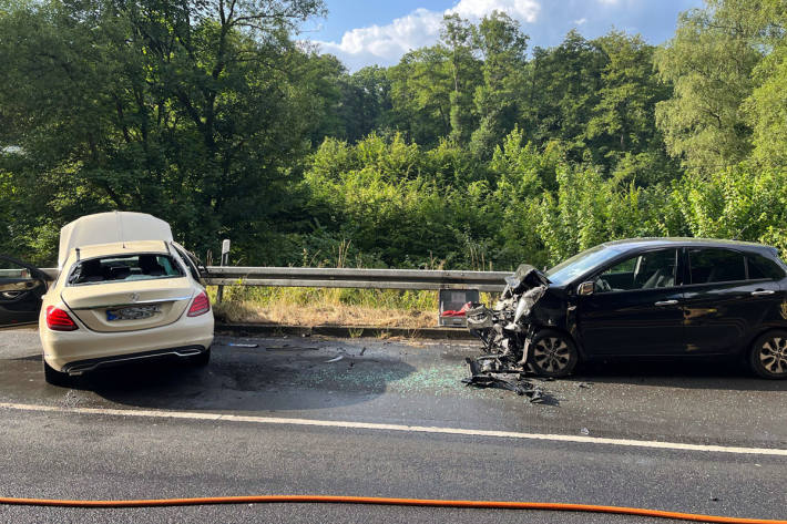 Auch ein 5-jähriger Beifahrer wurde schwer verletzt.