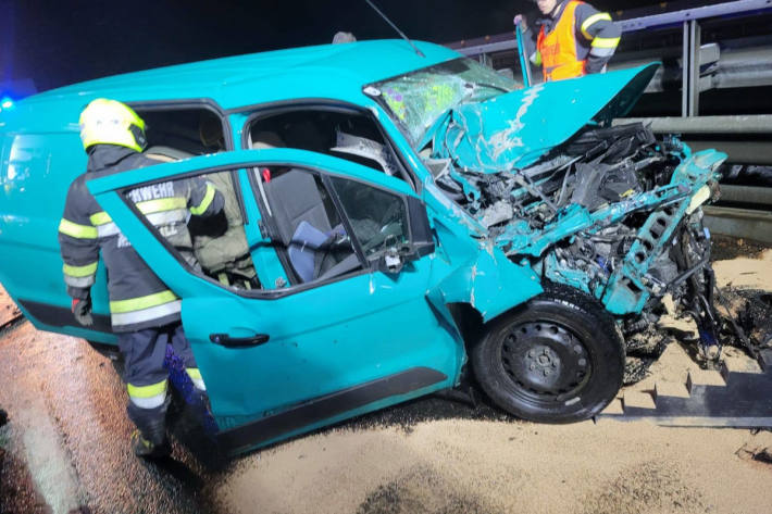 Der Lenker des Pkw wurde verletzt.