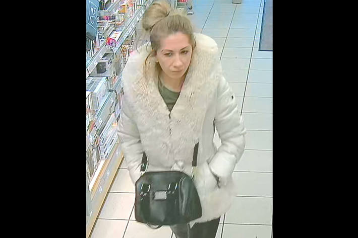 Diese Frau wird wegen Diebstahls gesucht.