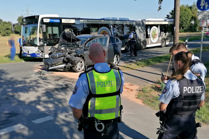 Auto prallt gegen Linienbus – Viele Kinder verletzt