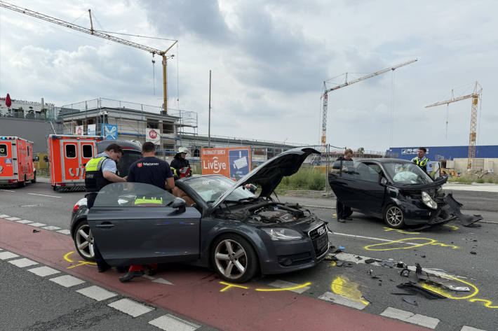 Bei dem Unfall wurden beide Fahrer verletzt, einer davon schwer.