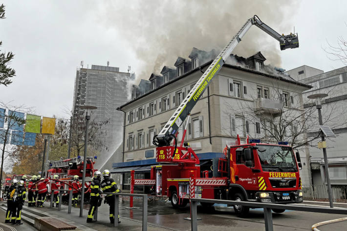 Frau verletzt bei Brand eines Dachstocks