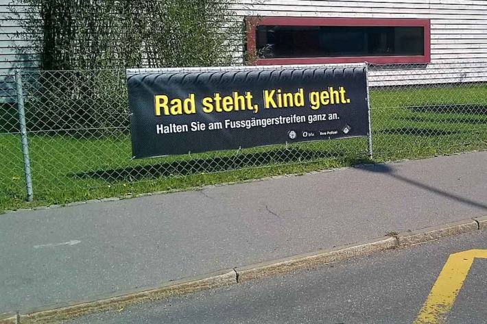  Die Kinder lernen, die Strasse erst dann zu überqueren, wenn die Räder stillstehen