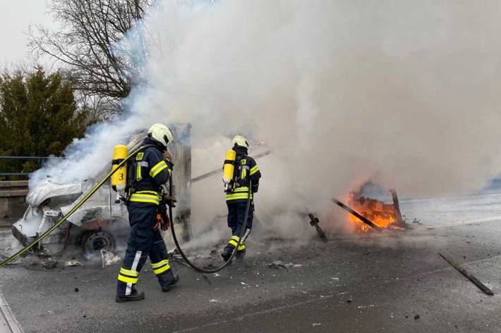 Kurz vor dem Autobahnkreuz Wuppertal Nord in Sprockhövel war ein Kleinlaster in Brand geraten