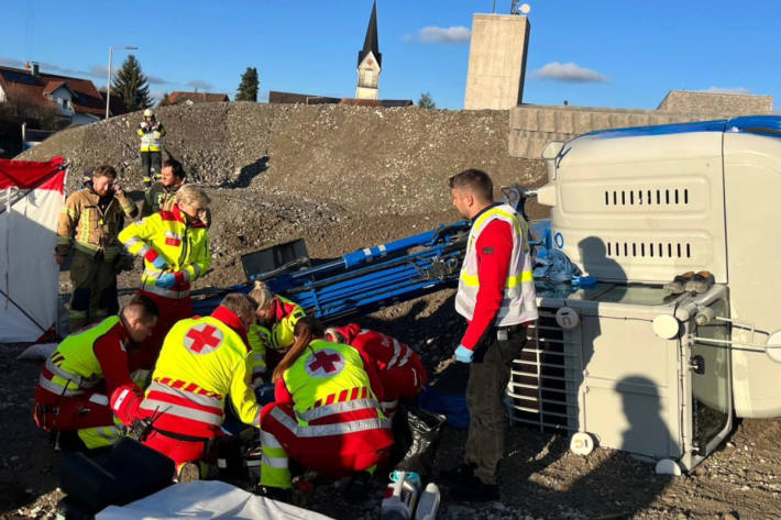 Der verletzte Baggerführer wurde ins LKH Bregenz gebracht.