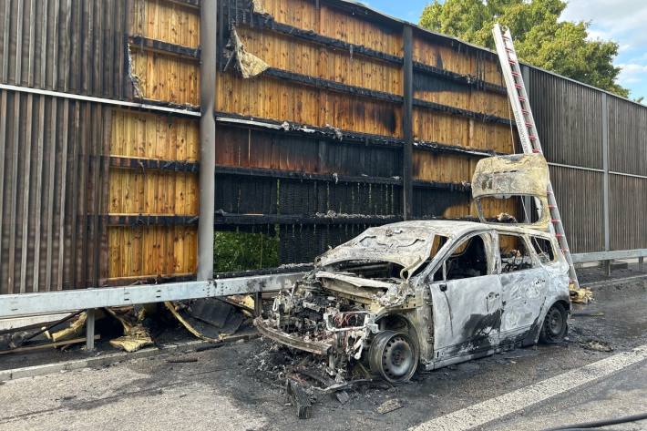 Das Feuer hat das Auto zerstört