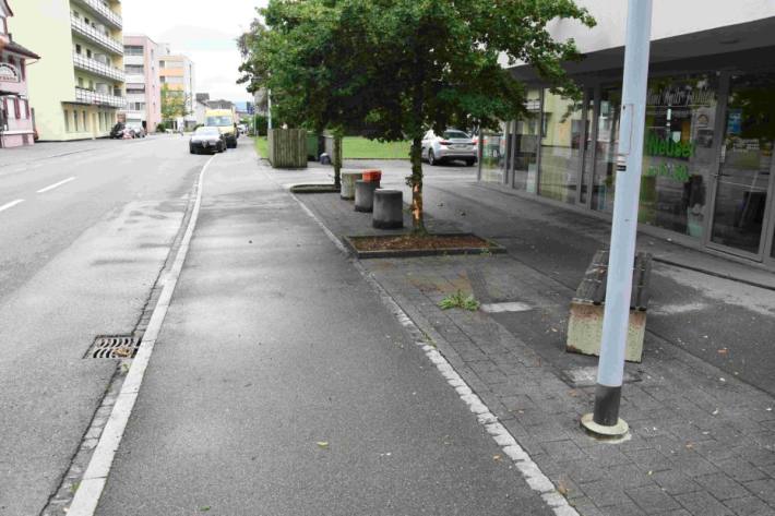 In Niederuzwil SG fuhr gestern ein Mann in einen Baum und Sitzbank.