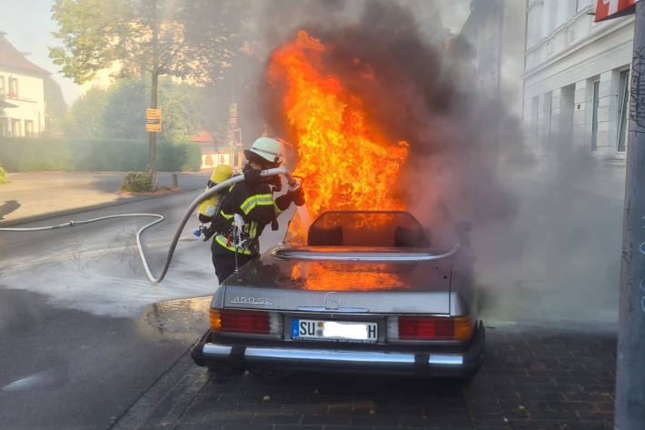 Der Oldtimer geriet während der Fahrt in Brand.