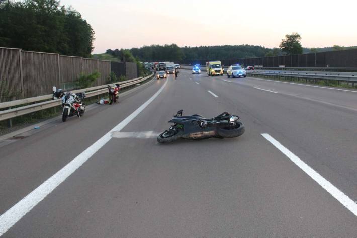 Der Biker kam ca. 120 Meter nach Eintritt in das Kiesbett zu Fall