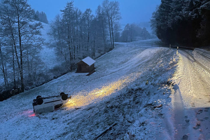  Lieferwagen gerät von schneebedeckter Strasse und überschlägt sich