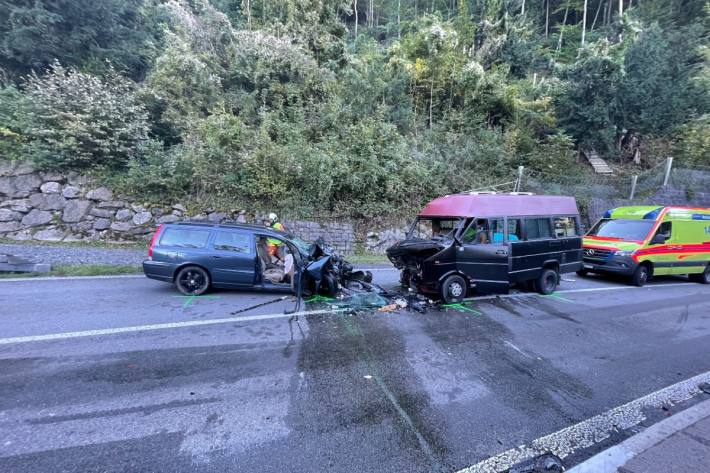 Schwerer Verkehrsunfall auf der Axenstrasse bei Sisikon UR.