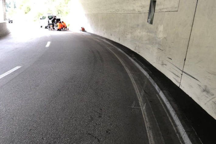 Motorradfahrer stürzt in einer Galerie in Zernez