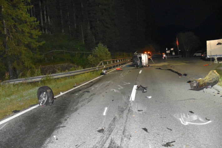 Der Beifahrer musste man aus dem Auto befreien.