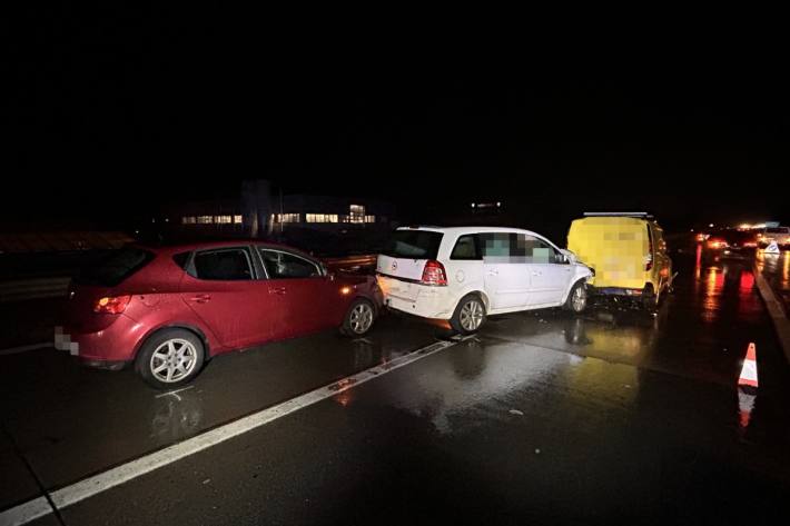 Beim Unfall in Sennwald SG kollidierten sechs Fahrzeuge.