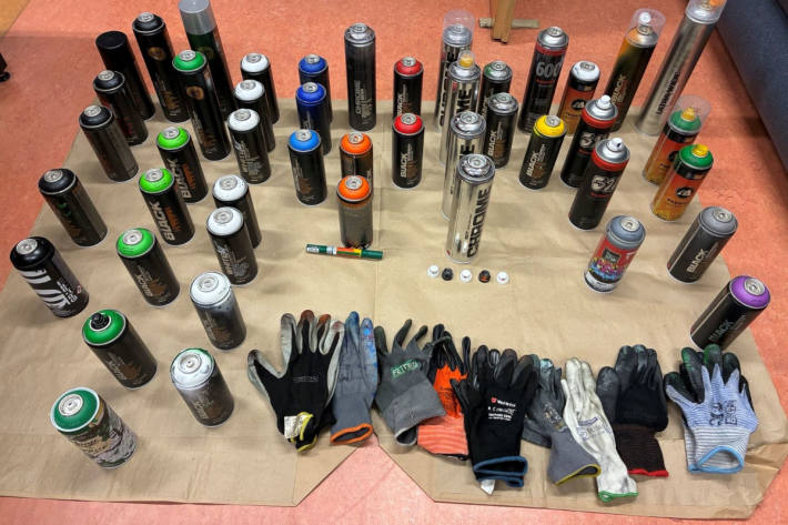 46 Spraydosen, Cannabiskraut und Datenträger wurden sichergestellt. 