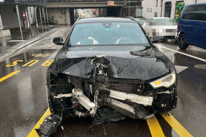 Der Lenker verlor unerklärlich die Kontrolle über sein Fahrzeug und prallte gegen eine Lichtsignalanlage.