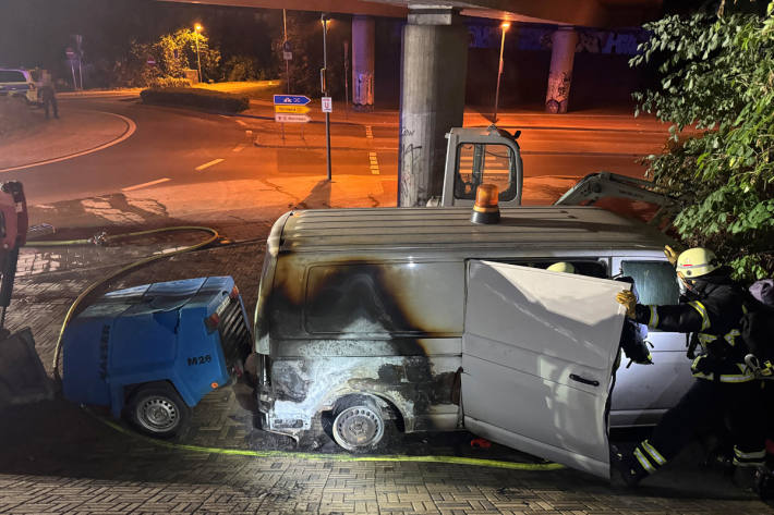 Das Feuer brach im Heck des Transporters aus.