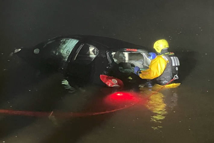 Der Mann war über einen Bootsausleger in die Elbe gerollt.