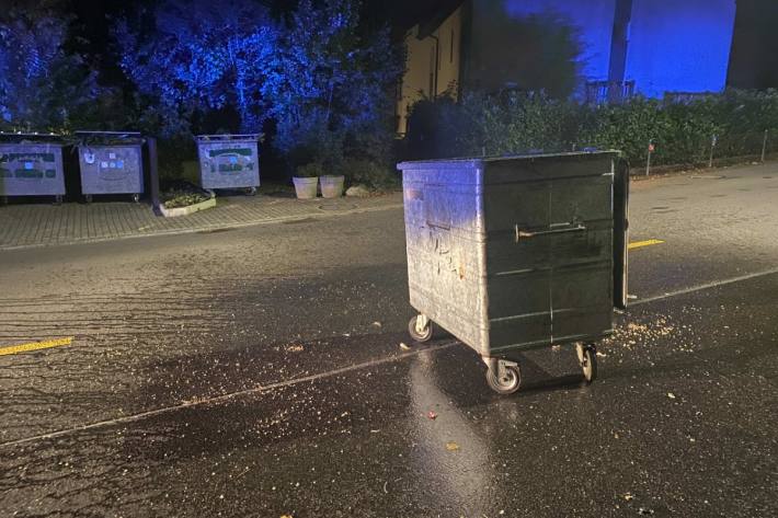 In Dättwil AG wurden Container in Brand gesteckt.