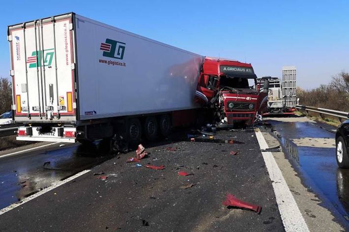 Ein LKW-Fahrer bemerkte in Ludwigshafen zu spät, dass der vor ihm fahrende Autotransporter verkehrsbedingt abbremsen musste