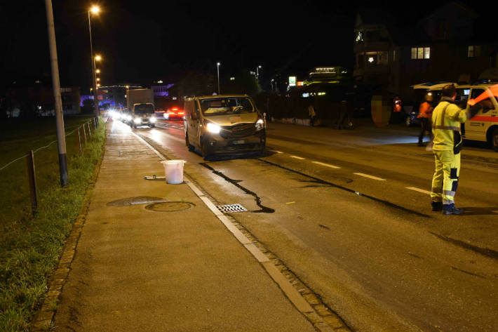 Der Lieferwagenlenker bemerkte das Auto zu spät.