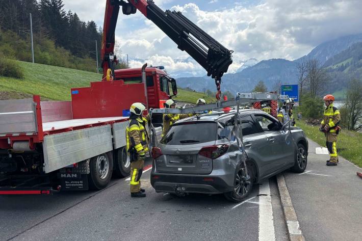 Drei Fahrzeuge kollidieren in Lungern