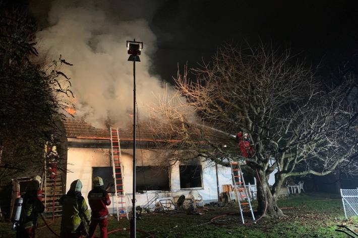 In Rüti ZH brannte ein Einfamilienhaus.