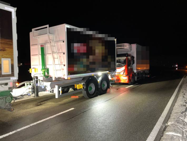 Hauptstrasse wegen Verkehrsunfall mit zwei beteiligten Lastwagen gesperrt