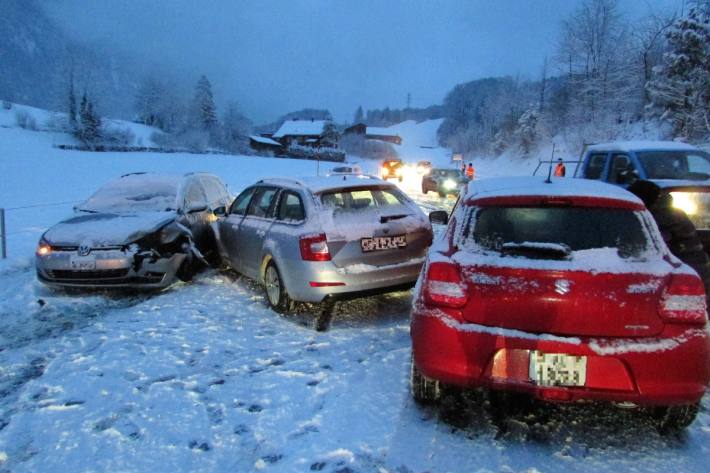 Zweimal Totalschaden in Glarus heute.