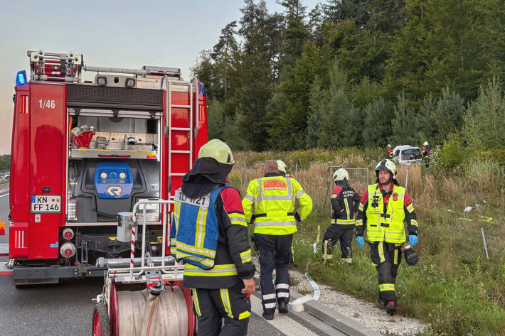 Der Pkw kam bei einem Alleinunfall von der Straße ab.