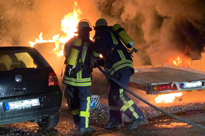 Brand eines PKW-Kleintransporters in Königswinter