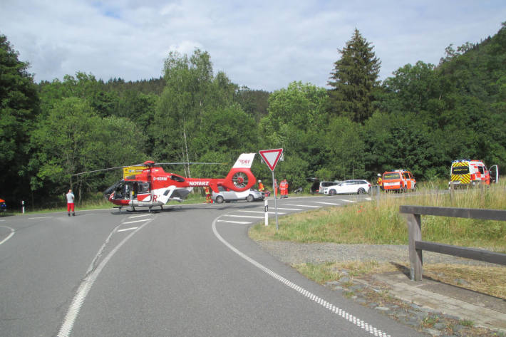 Unfall mit 4 verletzten Personen, darunter ein Kleinkind