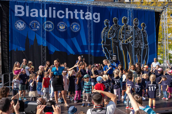 Die Live-Premiere des Blaulichtsongs „Mir sin für Di do“ fand am Blaulichttag statt.