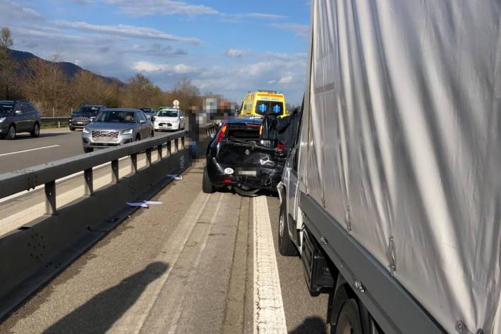 Drei Fahrzeuginsassen wurden durch die Wucht bei dem Unfall verletzt.