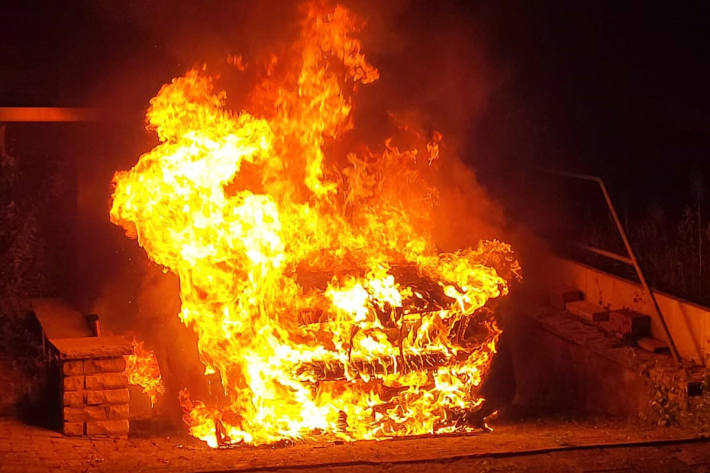 Die Polizei ermittelt wegen Brandstiftung.