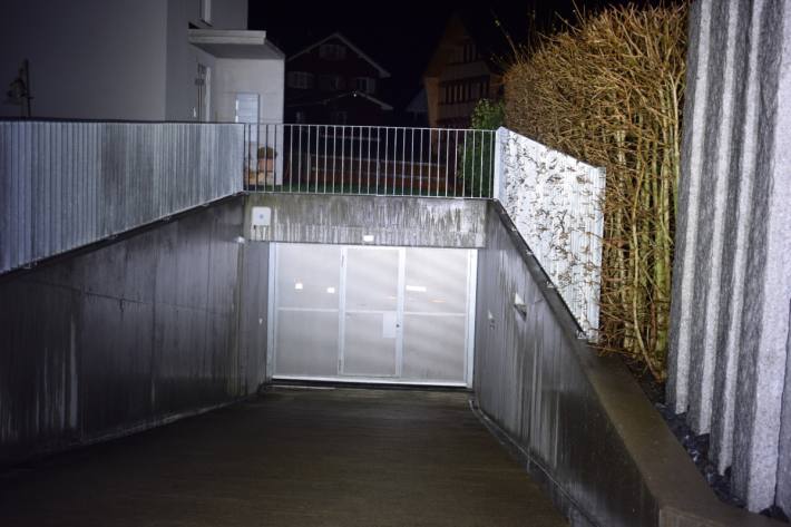 Mann stürzt über dieses Geländer in die Tiefe.