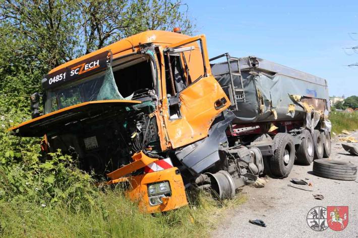 Die beiden Fahrer mussten aus den Kabienen durch die Feuerwehr befreit werden