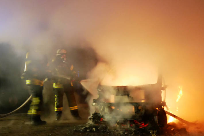 PKW gerät in Vollbrand in Celle