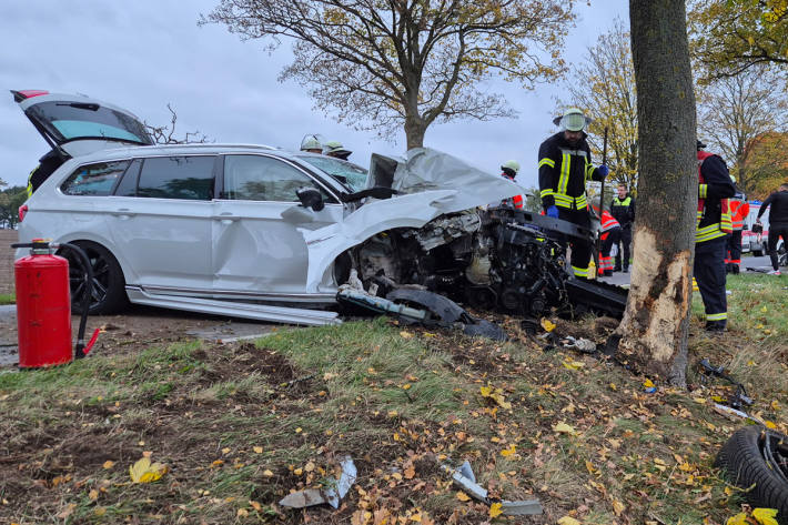 Alle vier Insassen wurden bei dem Unfall schwer verletzt.