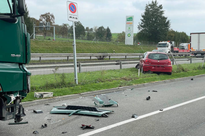 Auf Raststätten-Parkplatz an der A2 mit Baum und Lastwagen kollidiert