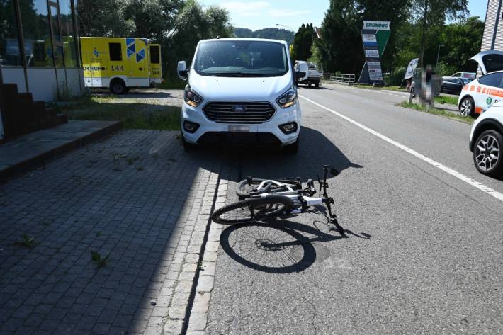 Der E-Bike-Lenker wurde beim Unfall unbestimmt verletzt.