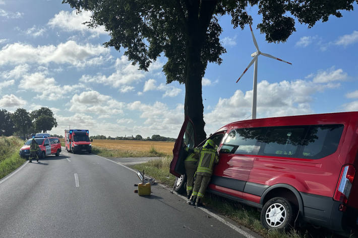 Die Einsatzkräfte sicherten die Straße ab.