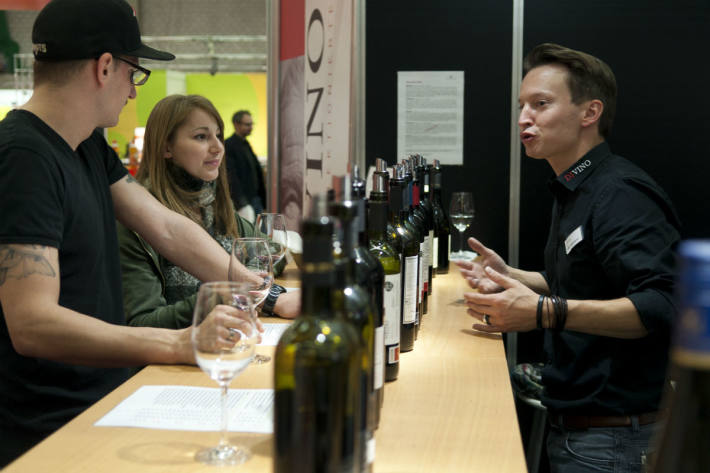 Besucher können Wein degustieren