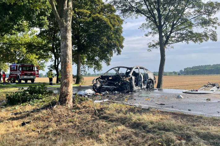 Das E-Auto brannte nach der Kollision aus.