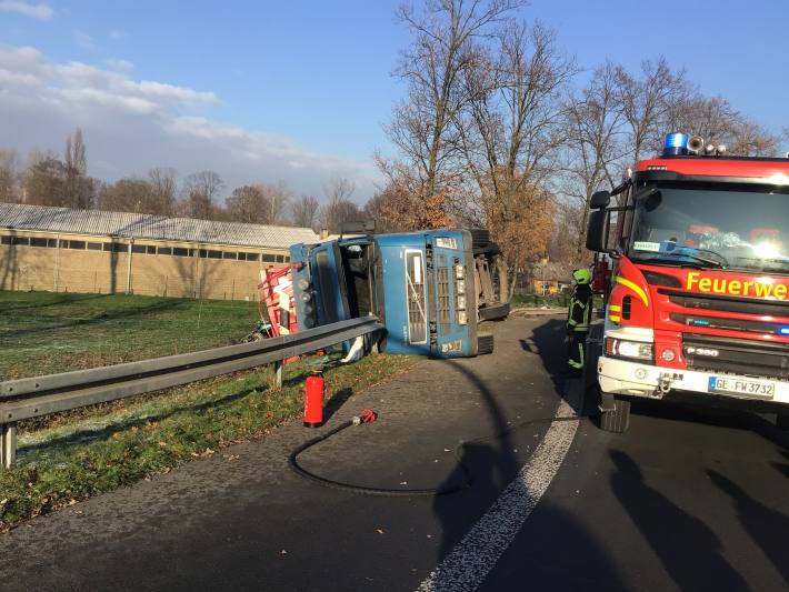 Umgestürzter LKW in der Auffahrt zur A42