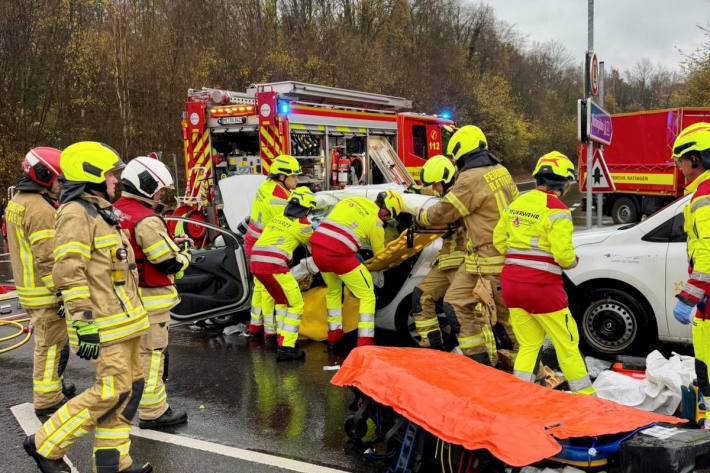 Eine Person wurde schwer verletzt im Auto eingeschlossen.