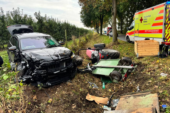 Der Skoda-Fahrer prallte beim Überholen gegen einen Traktor.