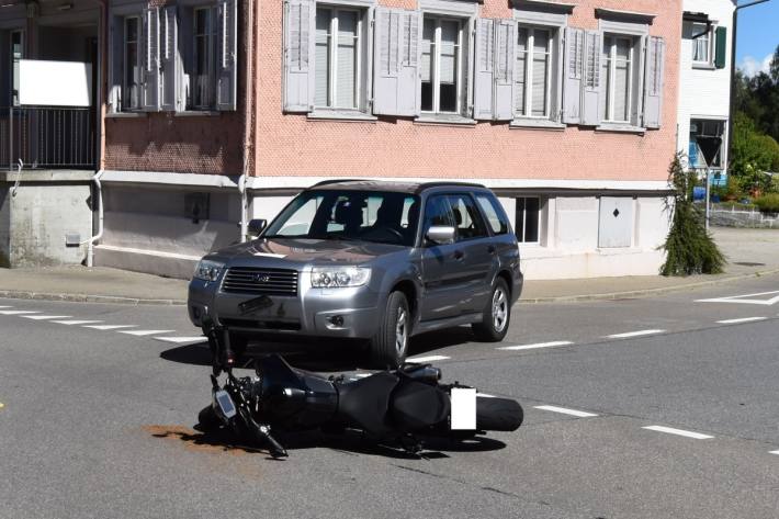 Beim Unfall in Wald im Kanton Appenzell-Ausserrhoden, wurde ein Motorrad übersehen.