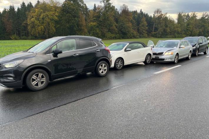 Nach dem Unfall mit einem Lieferwagen kam es auch zu einer Auffahrkollision.